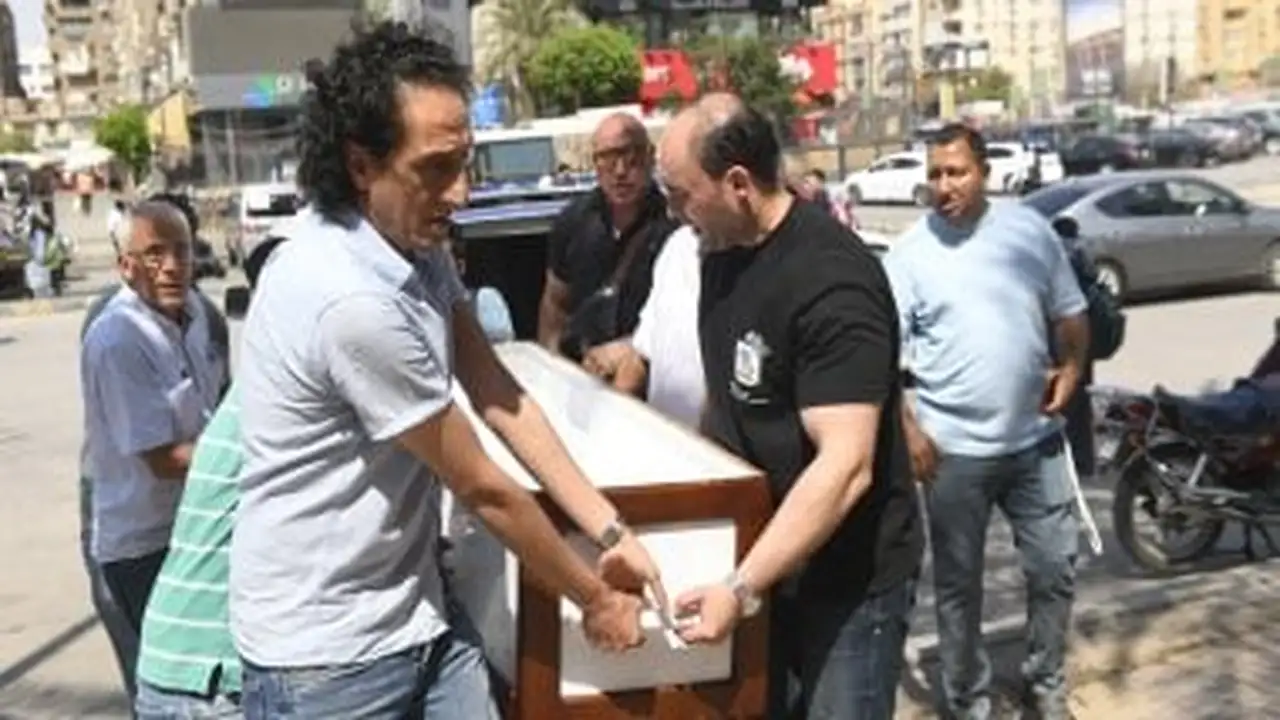 جثمان أحمد جلال يصل.. موعد صلاة الجنازة في القاهرة